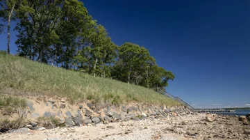 Sag Harbor Bay to nagrodzony projekt, w którym architektura krajobrazu podąża za naturą, a nie z nią rywalizuje 