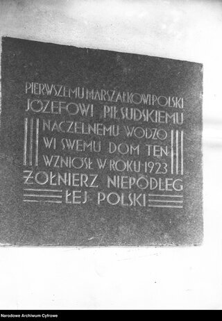 Tablica pamiątkowa w Milusinie