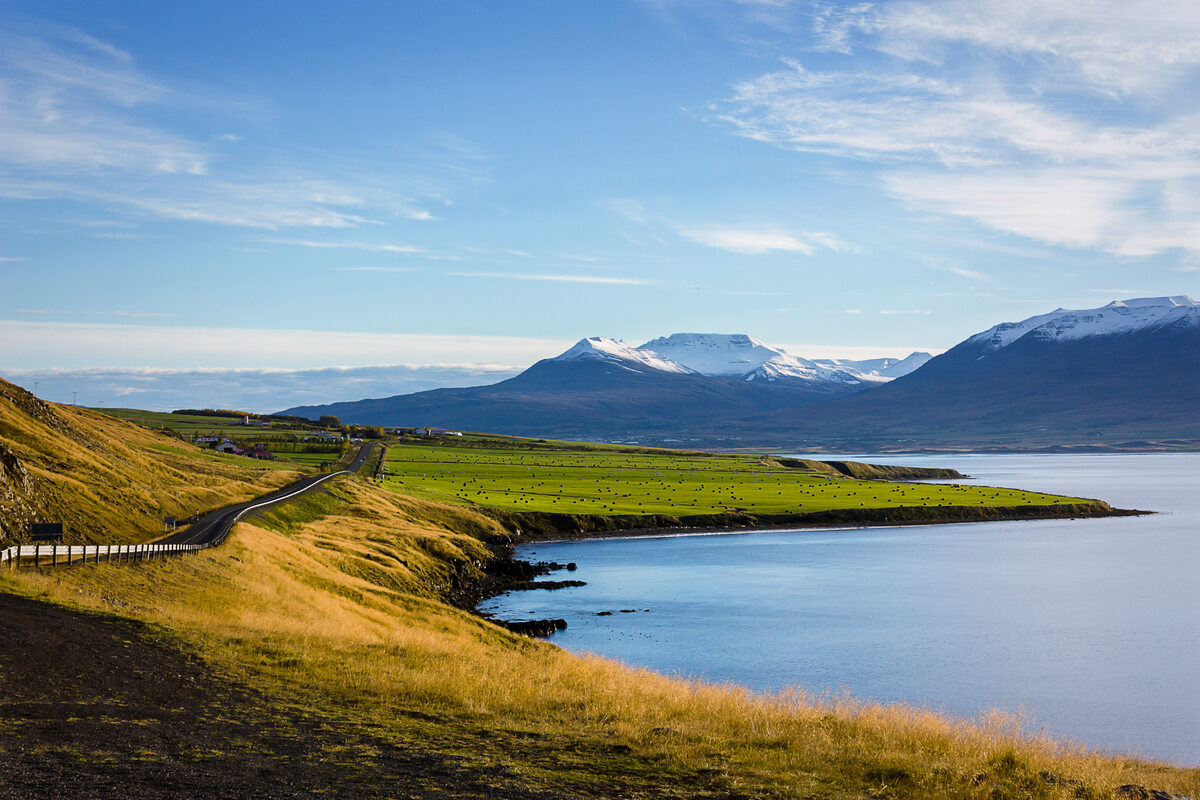 Islandia This is the main highway circling Iceland’s majestic beauty. The snow-capped mountains are a welcome site as you drive towards the island’s second most-populated city, Akureyi.