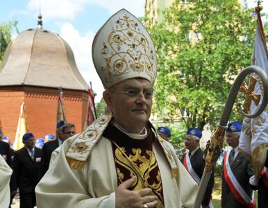 Miniatura: "Niech abp Hoser przestanie być bufonem!"....