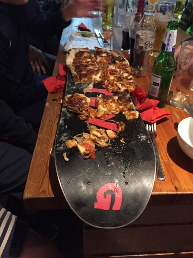 Pizza na desce do snowboardu. Dobry pomysł? 