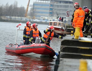 Miniatura: Samochód wpadł do Odry. Mężczyzna nie żyje