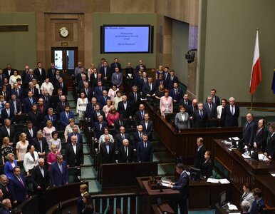 Miniatura: Posłowie PiS podpisują się pod projektami...