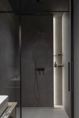 Dwupoziomowy apartament w&nbsp;inwestycji Chronos na&nbsp;warszawskiej Woli, projekt Moderna Design