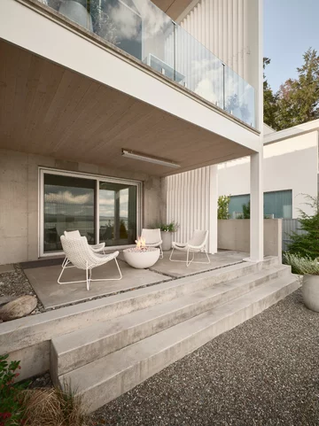 Komfortowy dom nad brzegiem jeziora, projekt MUUK Architecture 