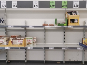 Miniatura: Puste półki w niemieckich sklepach....