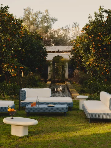 Kolekcja Hani, Westwing Collection – modułowe meble outdoor o charakterystycznym tkanym wykończeniu, zaprojektowane z myślą o elastycznej aranżacji tarasu lub ogrodu i nowoczesnym komforcie wypoczynku na świeżym powietrzu 