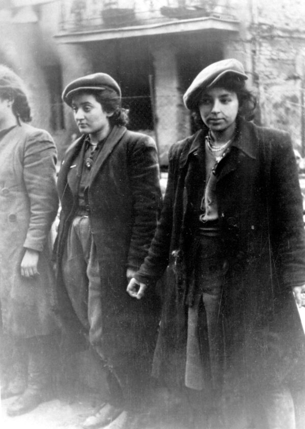 Kobiety powstańcy. Niemiecki podpis pod zdjęciem: „Schwytane z bronią w ręku kobiety z ruchu chalucowego” W powstaniu w getcie warszawskim walczyły również kobiety. Ruch chalucowy to młodzieżowa organizacja syjonistyczna. Kobieta po prawej to Małka Zdrojewicz Horenstein. Przeżyła obóz zagłady Majdanek i wyjechała do Palestyny w 1946 roku, gdzie wyszła za mąż i miała czworo dzieci.