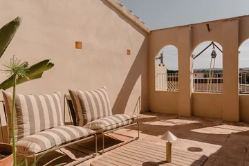 Rewitalizacja dawnej stolarni – projekt Clara Crous Arquitectura przywraca znaczenie materiałowi, światłu i oryginalnej strukturze budynku 