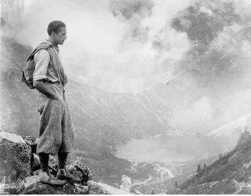 Zbigniew Staniewicz jako Zbigniew w jednej ze scen filmu „Zamarłe echo”. W głębi widoczne Morskie Oko 