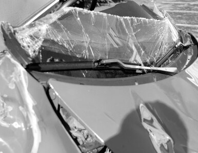 Miniatura: Samochód wjechał w tył śmieciarki. Zginął...