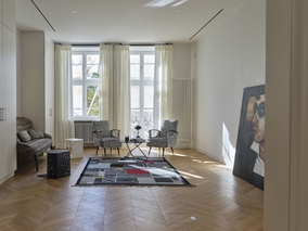 To mieszkanie w&nbsp;stuletniej kamienicy robi wrażenie. Zobacz zdjęcia