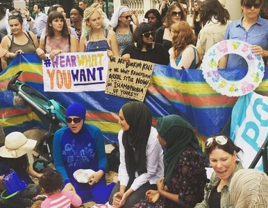 Miniatura: Brytyjki w burkini protestują przed...