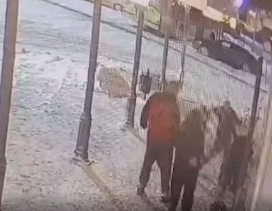 Miniatura: Zwrócił im uwagę, że źle się zachowują....