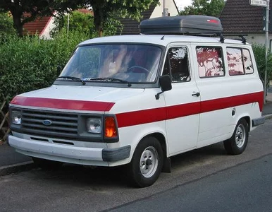 Miniatura: Mąż wiózł żonę 65 kilometrów na masce...