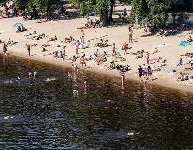 Miniatura: Pełne plaże i ścieżki rowerowe. Kijów...
