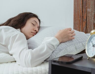 Miniatura: Czy spanie z telefonem obok łóżka jest...