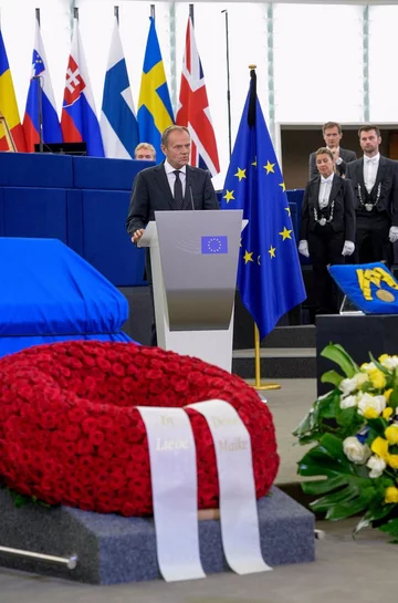 Donald Tusk podczas ceremonii pożegnania Helmuta Kohla 