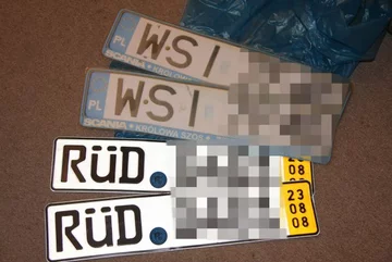 Miał również kilka fałszywych tablic rejestracyjnych (fot. ABW)