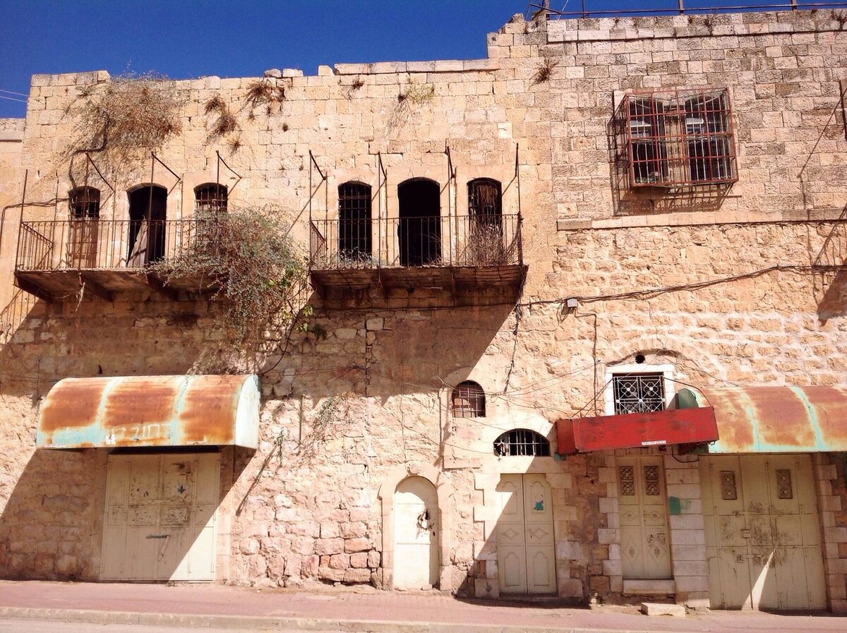 Puste domy i sklepy w Hebronie 
