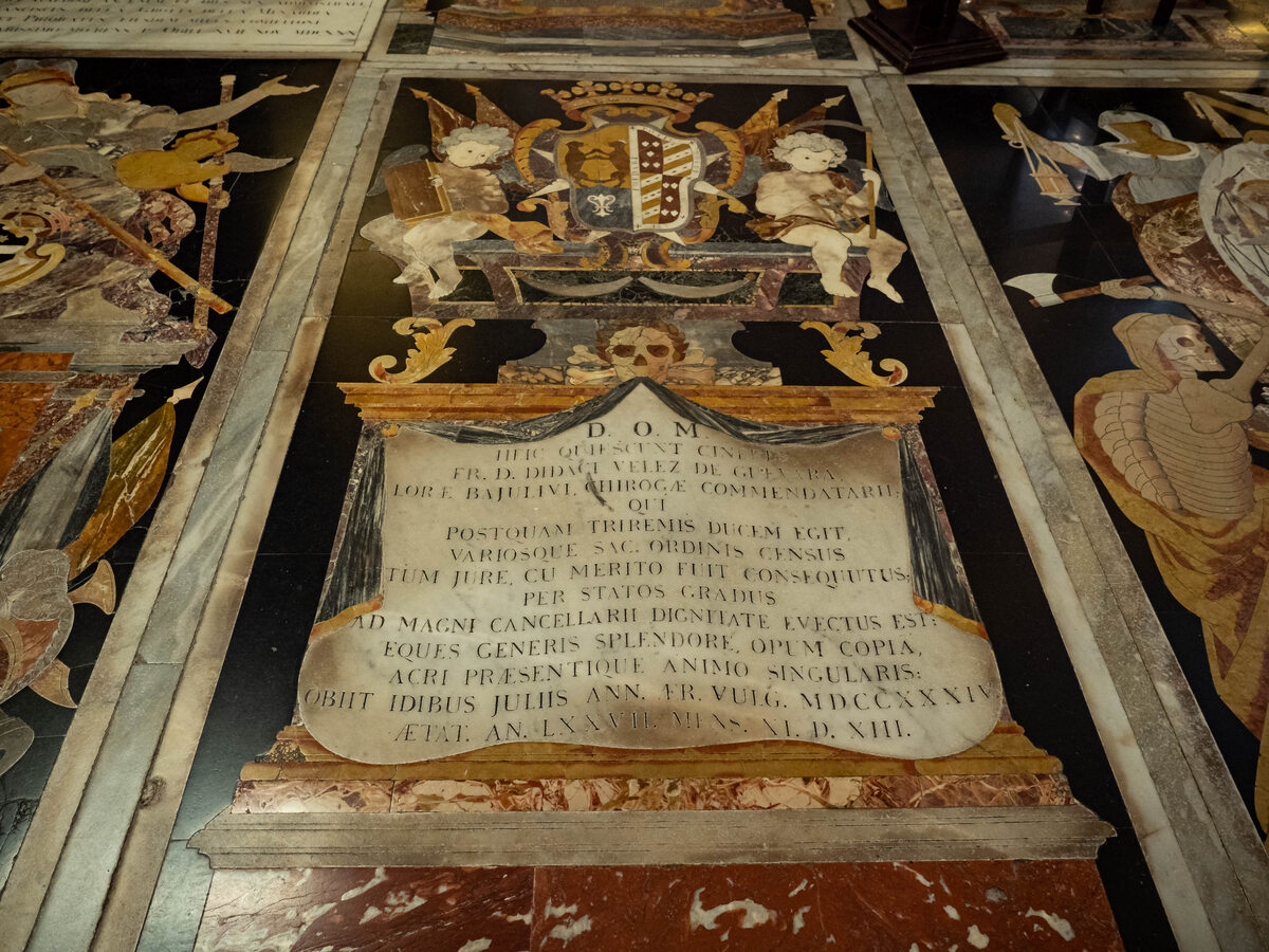 Płyta nagrobna w konkatedrze św. Jana Chrzciciela w Valletcie Podłoga konkatedry składa się z ok. 400 marmurowych płyt. Każda z nich jest płytą nagrobną innego dostojnika, członka Zakonu Maltańskiego. Każdy taki nagrobek jest inny i posiada własną inskrypcję.