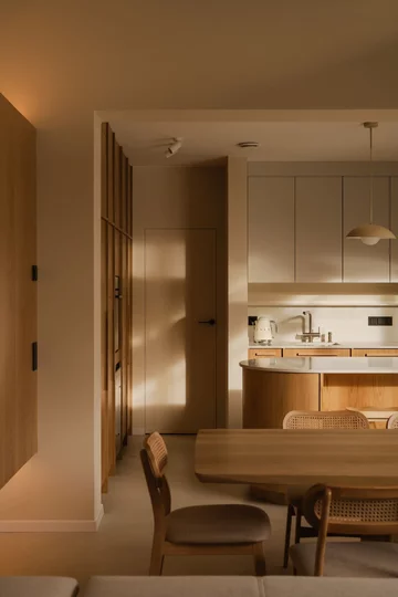 Dom na skraju lasu w Oławie zaprojektowany przez pracownię Habitat. Naturalne materiały, jasne drewno, mikrocement i światło dzienne tworzą spokojne, nowoczesne wnętrze będące przedłużeniem otaczającej przyrody 