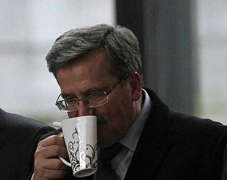 Miniatura: Komorowski robił z dziećmi biało-czerwone...