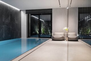Vibe House w&nbsp;Krakowie &ndash; reinterpretacja strefy dziennej z&nbsp;basenem sąsiadującym z&nbsp;salonem i&nbsp;kuchnią