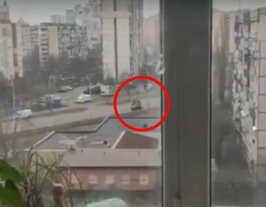 Wojna na Ukrainie. Rosyjski czołg przejechał cywilny samochód w Kijowie?...