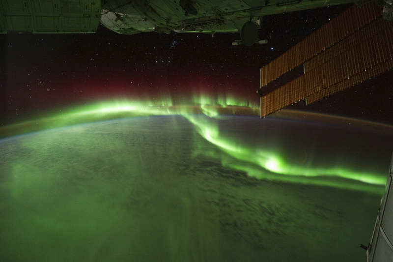 Ogień na niebie i na Ziemi Astronauci na Międzynarodowej Stacji Kosmicznej (ISS) użyli aparatu cyfrowego, aby uchwycić kilkaset zdjęć zorzy polarnej podczas przelotu nad Oceanem Indyjskim 17 września 2011 r.