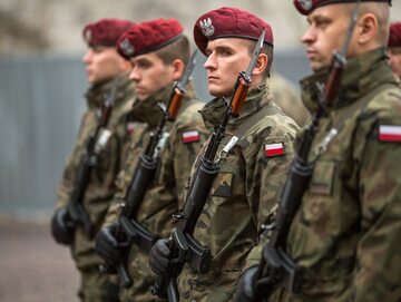 Polscy żołnierze w mundurach