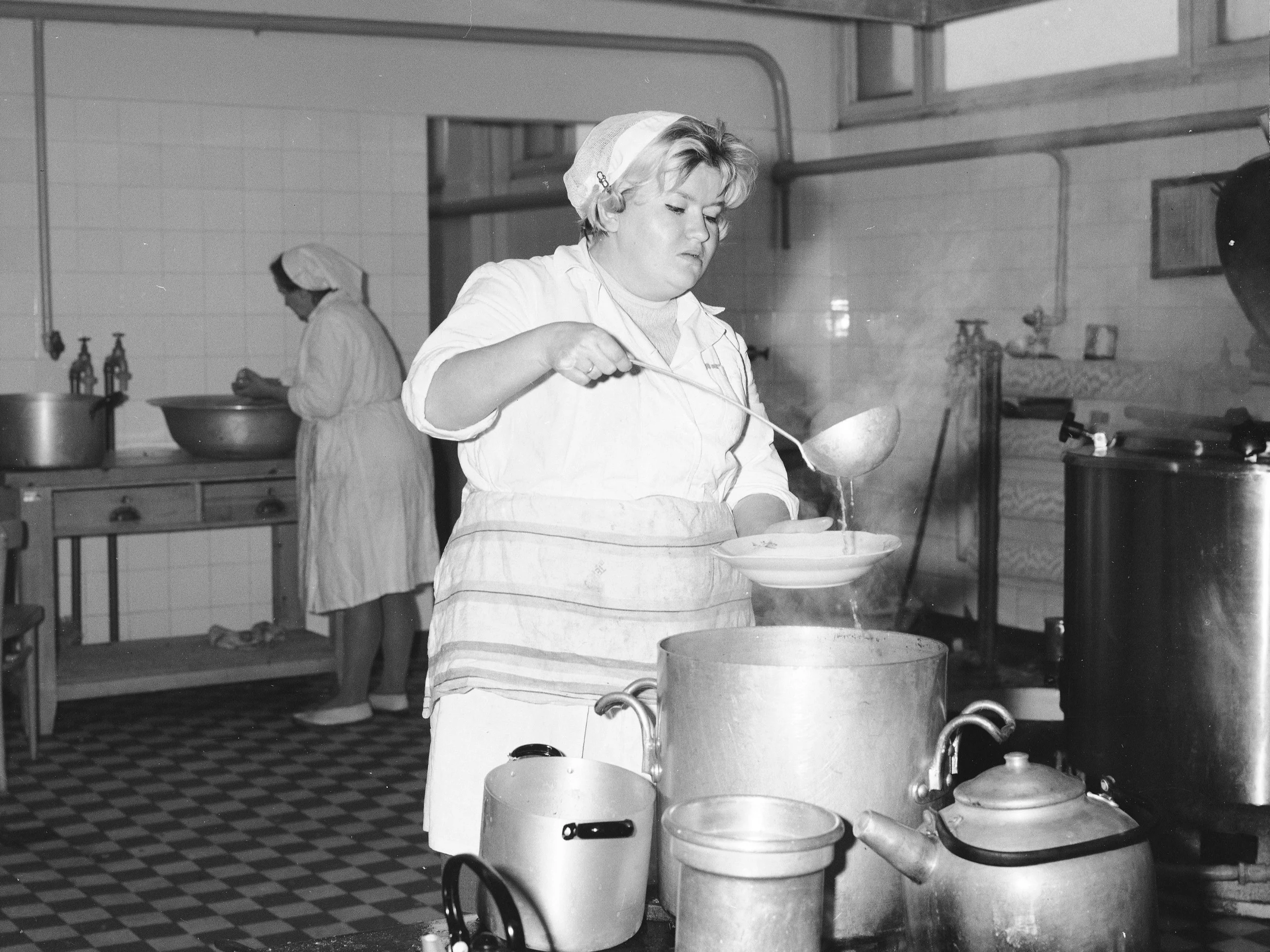 Pamiętasz, co jadło się w PRL-u? Sprawdź, czy zgarniesz komplet