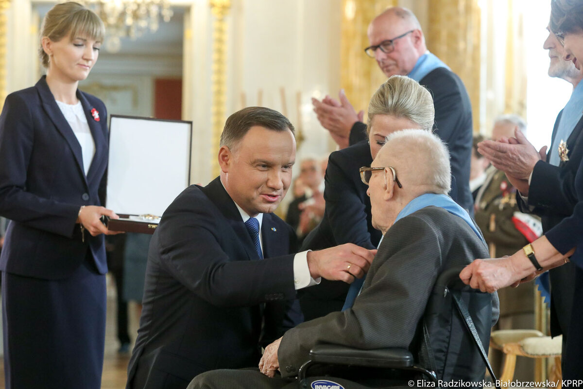 Prezydent odznacza Władysława Siemaszko Kawaler Orderu Orła Białego Władysław Siemaszko to żołnierz AK, pseudonim Wir, prawnik, jeden z najbardziej zasłużonych badaczy i dokumentalistów tragedii polskiej ludności na Wołyniu w okresie II wojny światowej.