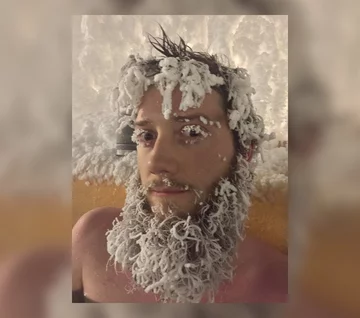 Uczestnicy "konkursu zamarzniętych włosów" 