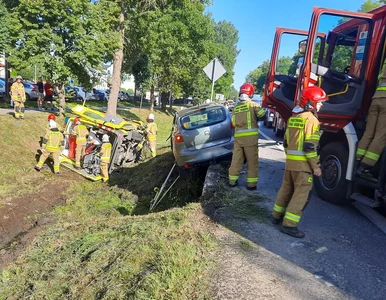 Miniatura: Siła uderzenia przewróciła karetkę...