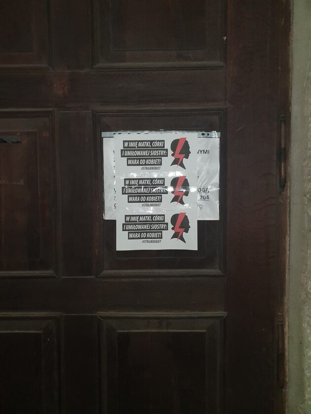 Plakat na drzwiach kościelnej instytucji 