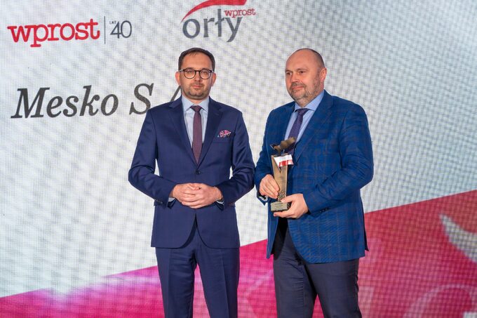 Dariusz Michalak, Mesko S.A. (po prawej) ze statuetką Orła . Nagrodę wręczał Robert Jakubik, dyrektor biura Ministra Funduszy i Polityki Regionalnej.