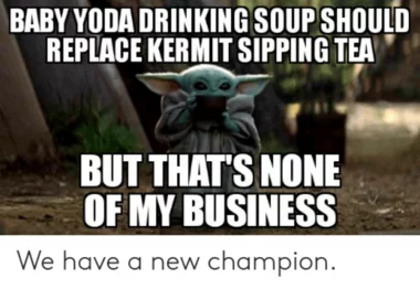 Baby Yoda pijący zupę i mem zainspirowany sceną