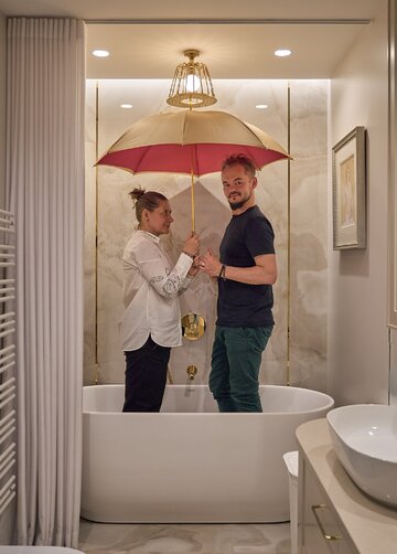 Elegancka łazienka z&nbsp;wanną wolnostojącą, efektownym kamieniem i&nbsp;złotymi detalami. Projekt: Magdalena i&nbsp;Marcin Konopkowie, Ministerstwo Spraw we&nbsp;Wnętrzach