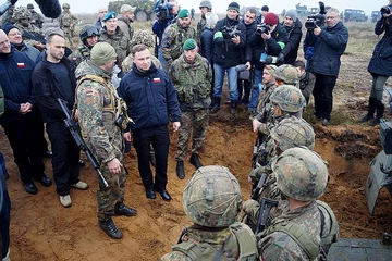 Prezydent na poligonie (fot.Prezydent wśród żołnierzy (fot. por. Błażej Łukaszewski/12SDZ)