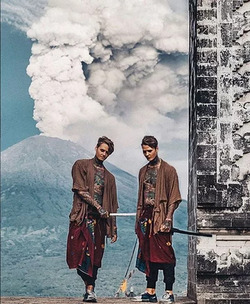 Dymiący wulkan Agung 