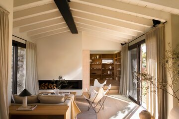 Dom w&nbsp;Empord&agrave; &ndash; kompozycja prostych brył, naturalnych materiał&oacute;w i&nbsp;światła, z&nbsp;płynnym przejściem między wnętrzem a&nbsp;krajobrazem, projekt D&rsquo;Aussy Interiors