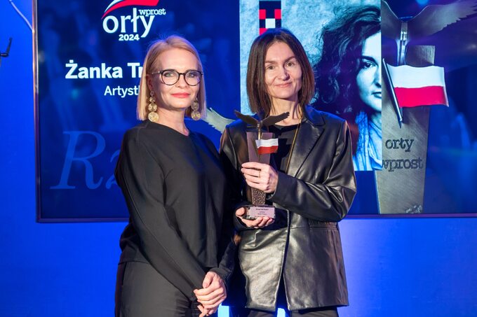 Żaneta Trzyna-Kawalec (z prawej oraz) wręczająca nagrodę Marzena Zielińska, prezes Capital Point