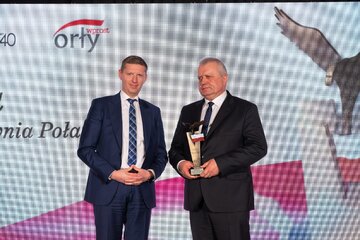 Krzysztof Pawełek, wiceprezes Zarządu ds. Technicznych Enea Elektrownia Połaniec odbiera nagrodę Orły &bdquo;Wprost&rdquo;. Nagrodę wręczył Dominik Olesiak, dyrektor I&nbsp;oddziału banku PKO BP w&nbsp;Kielcach