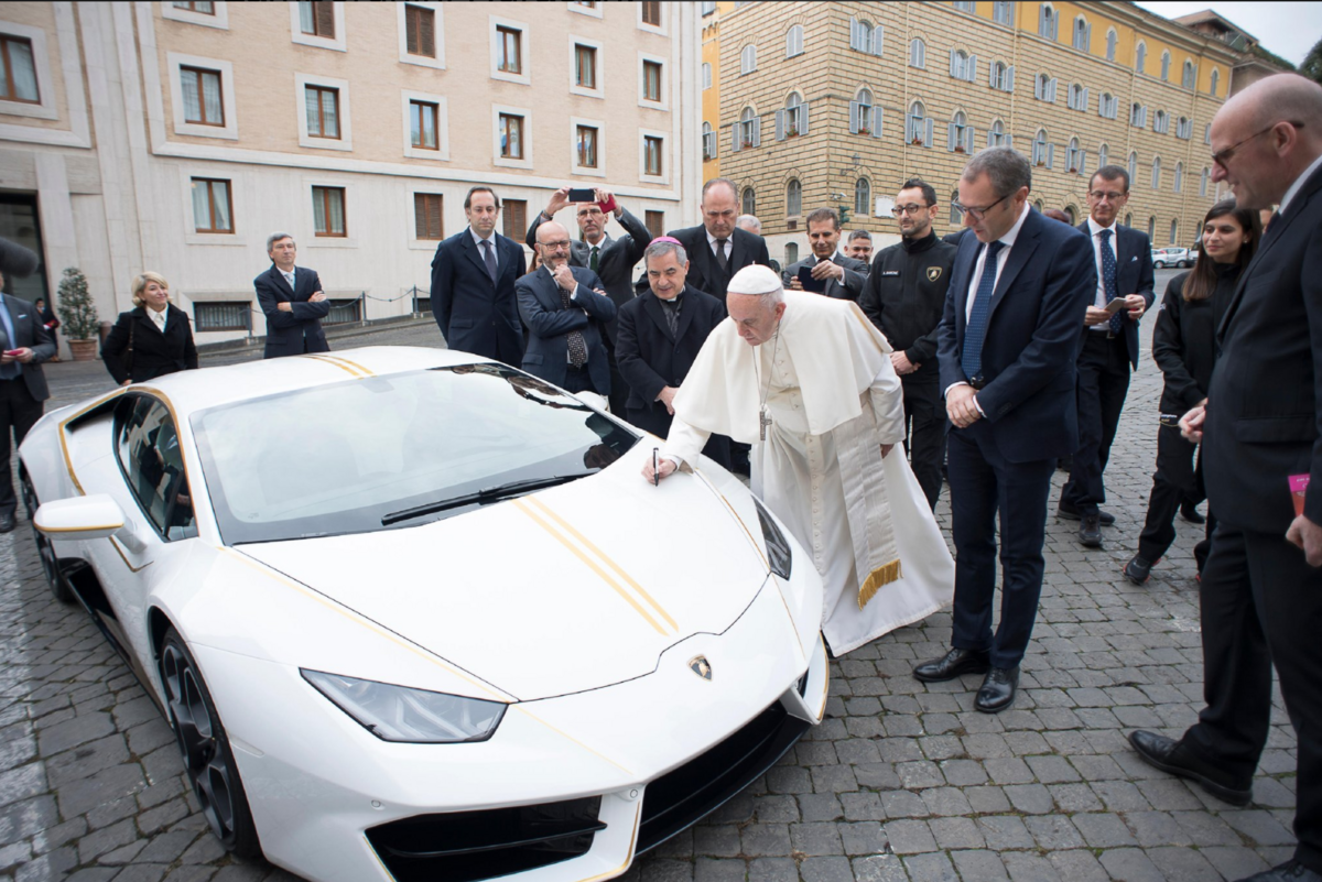 Papież Franciszek przy Lamborghini Huracan 