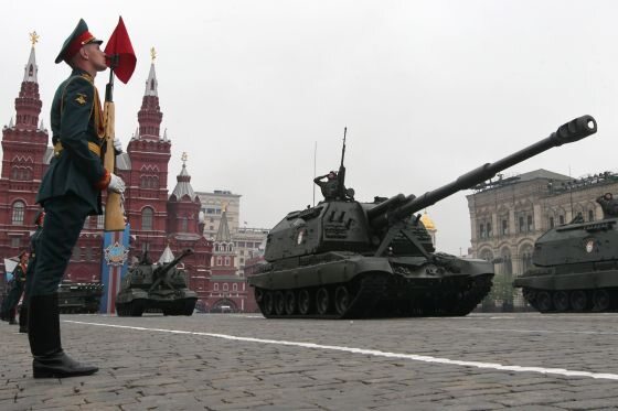 Rosyjska artyleria podczas przejazdu przez Plac Czerwony (fot. EPA/SERGEI CHIRIKOV/PAP)