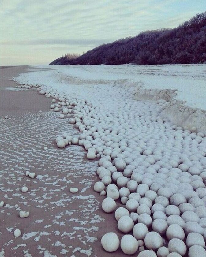 Śnieżne kule na brzegu rzeki Ob 