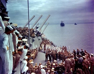 Japończycy podpisują akt kapitulacji na pokładzie USS Missouri (2 września 1945 r.) 