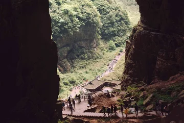 Przejście przez jeden z Trzech Naturalnych Mostów w Wulong, Chongqing. Każdy z nich jest wyrzeźbiony przez naturę z wapiennych skał. (fot. Kinga Pawlukiewicz)