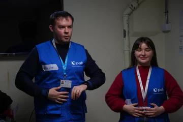 Psychologie PAH podczas sesji dla dzieci w schronie w szkole 